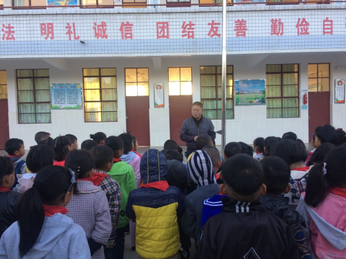 㱔不所小学晨会宣传网络知识