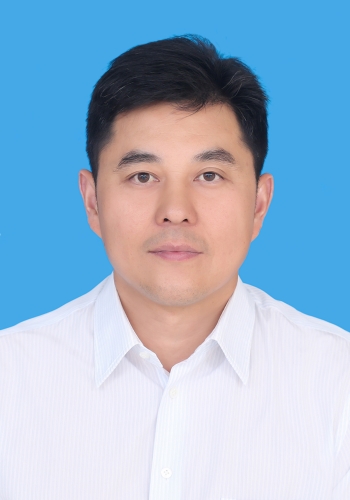 市纪委驻市教育体育局纪检组副组长：艾虎家